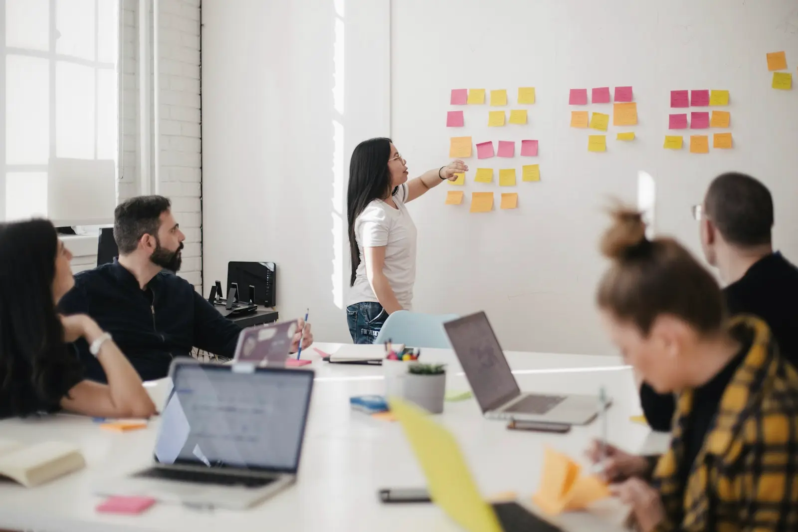 Working session at a whiteboard